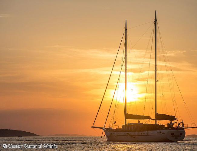 voyage-goelette-queen-adriatic-en-mediterranee-coucher-de-soleil