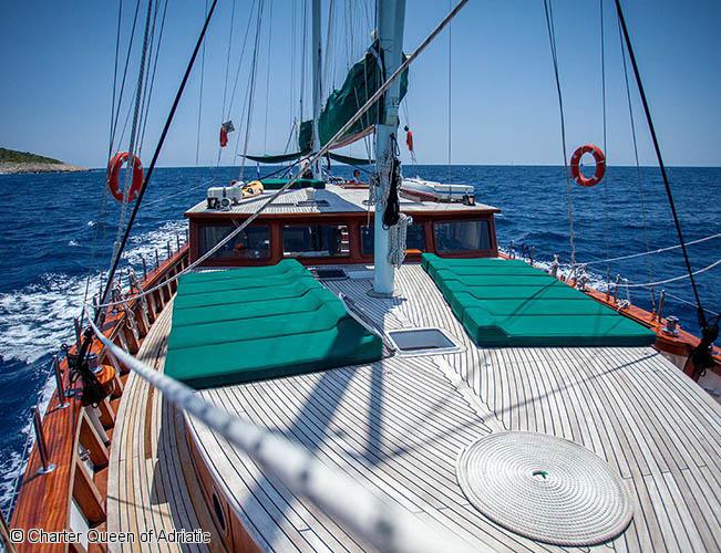 voyage-goelette-queen-adriatic-en-mediterranee-pont-du-bateau