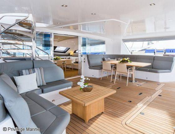 yacht-de-luxe-namaste-privilege-serie-7-carre-exterieur