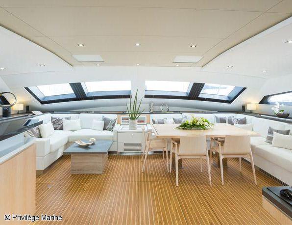 yacht-de-luxe-namaste-privilege-serie-7-salon-interieur