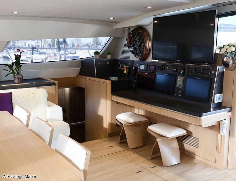 yacht-de-luxe-namaste-privilege-serie-7-salon-tableau-de-controle