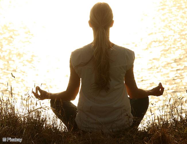 croatie-croisiere-et-yoga-femme-meditation-mer